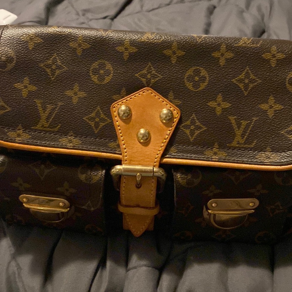 In great condition Louis Vuitton bag from short Hills, Mall, Louis Vuitton